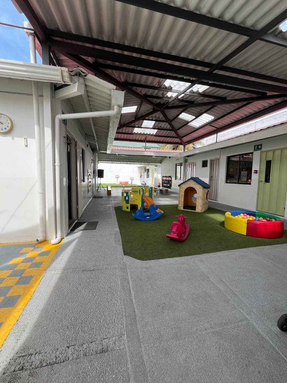 Aula de Pequeño Nido preparada con calidez para recibir a los niños