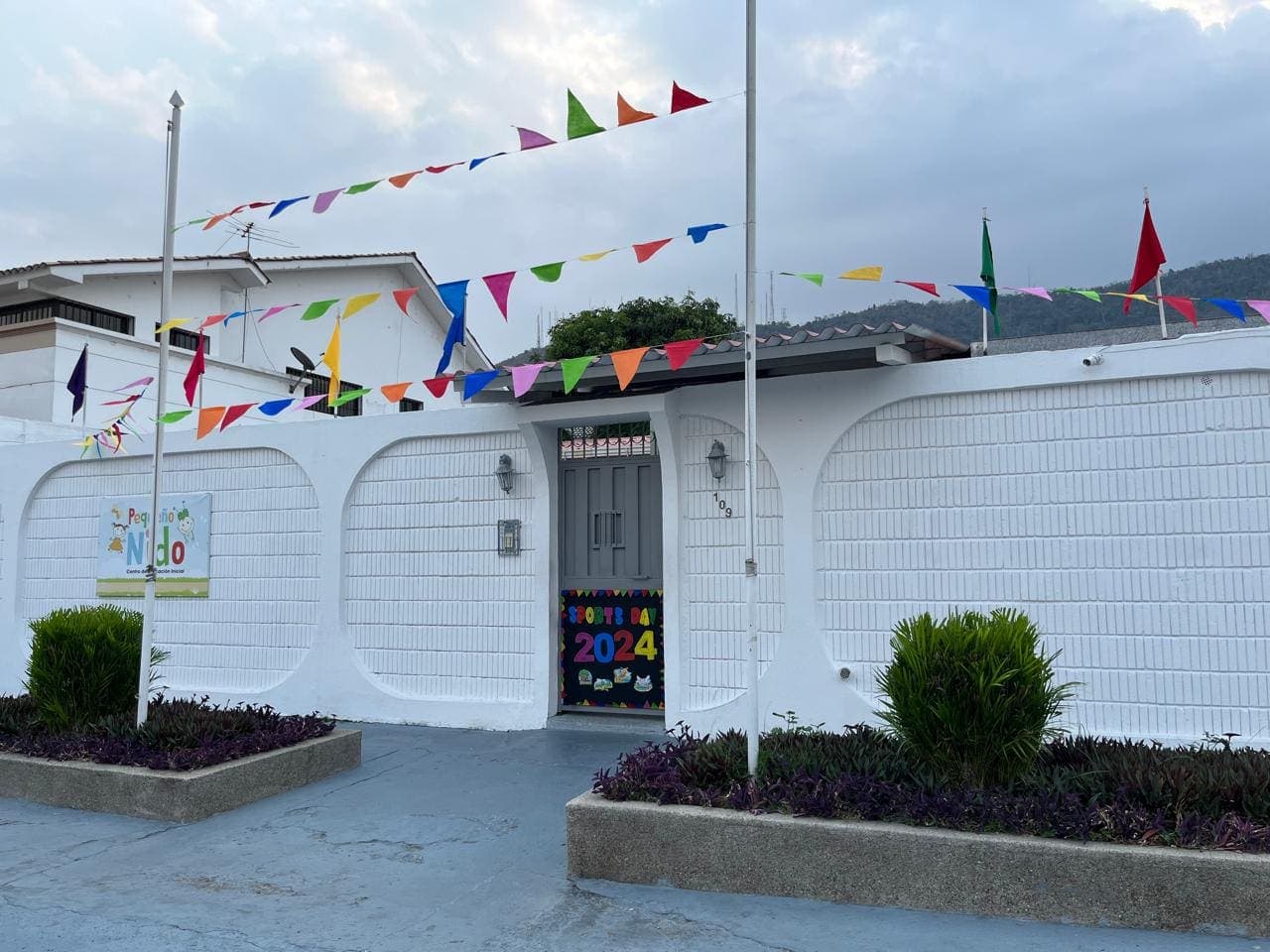 Fachada de acceso a Pequeño Nido en Colinas de los Ceibos