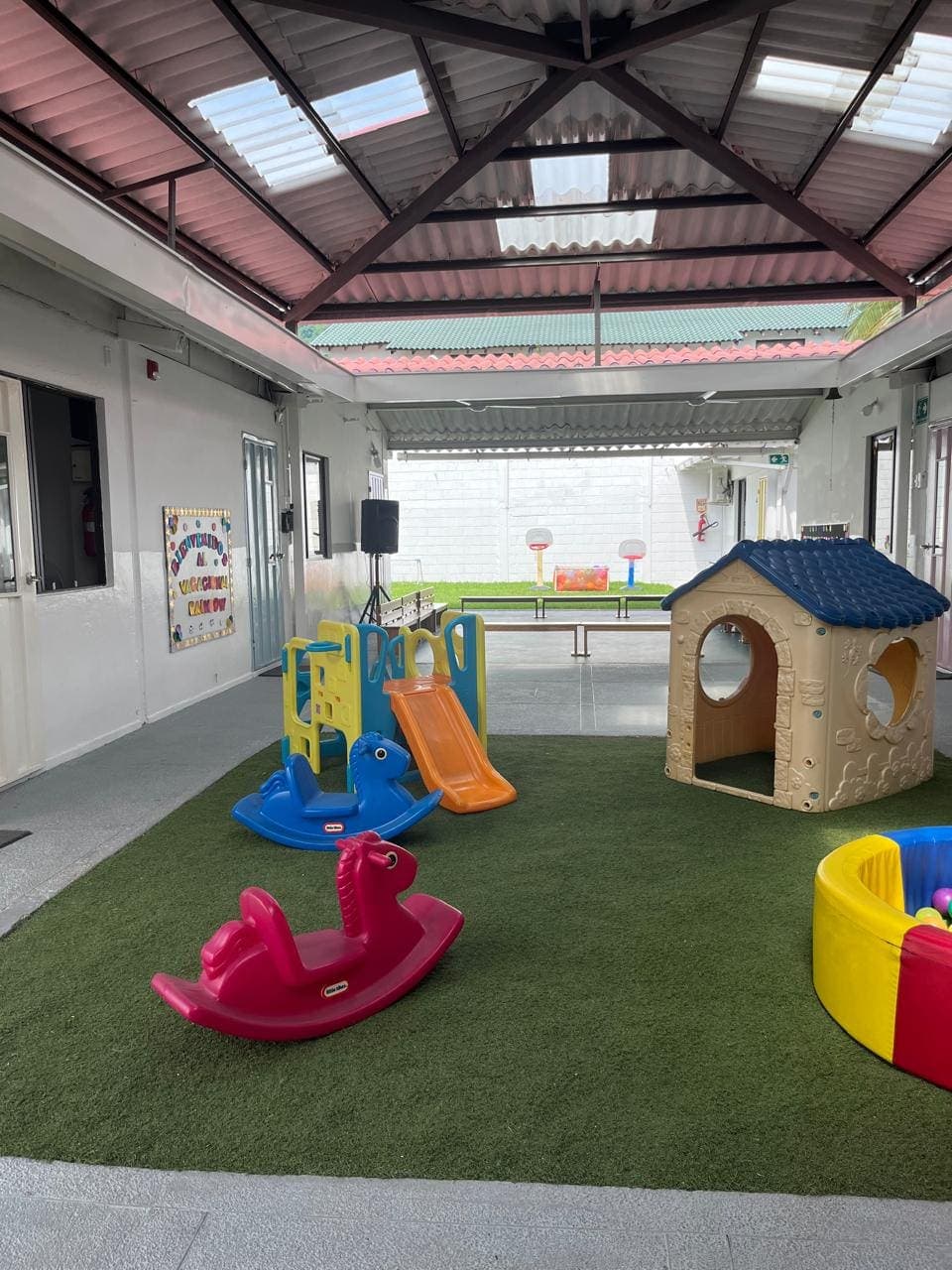 Patio de juegos cubierto y seguro