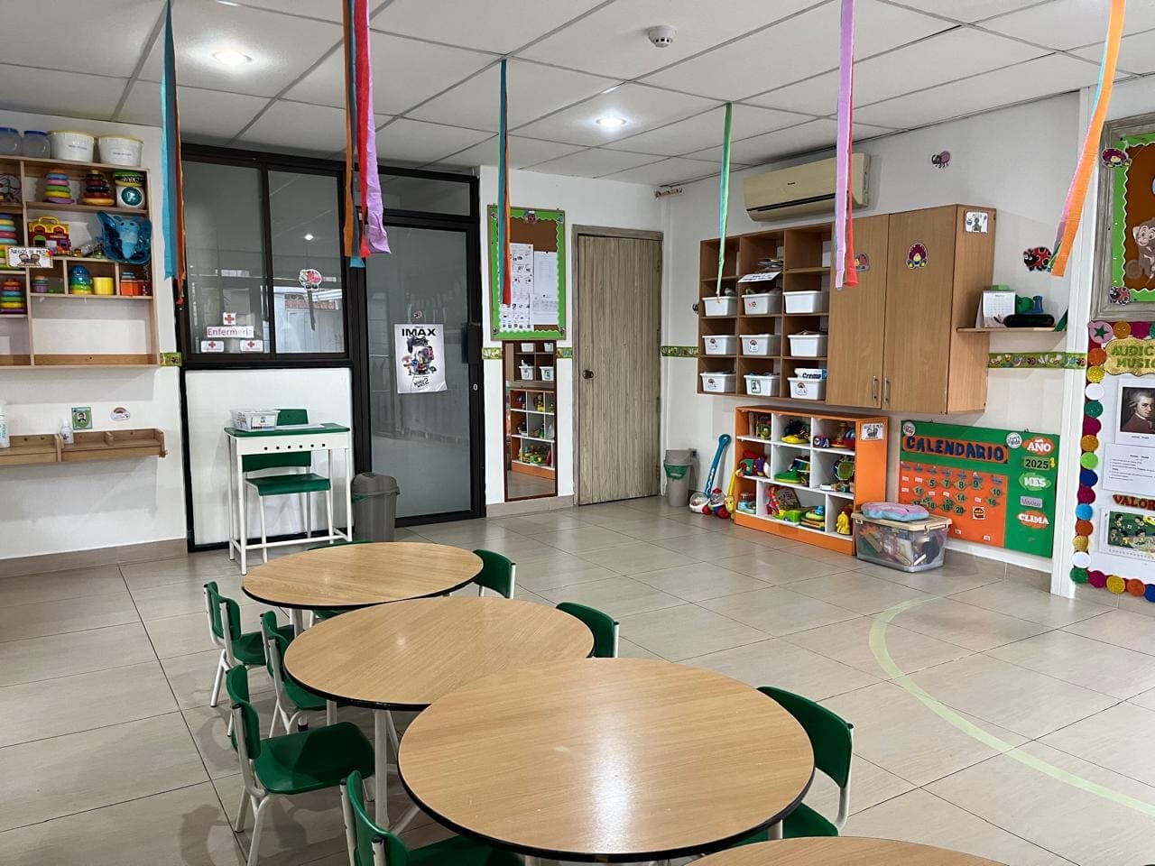 Salón de clases de Pequeño Nido preparado para recibir a los niños