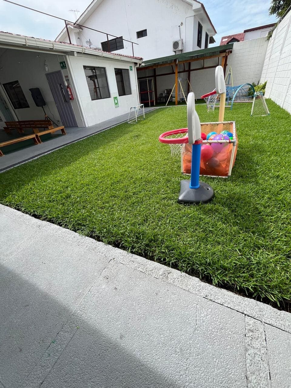 Área verde con juegos infantiles seguros en Pequeño Nido